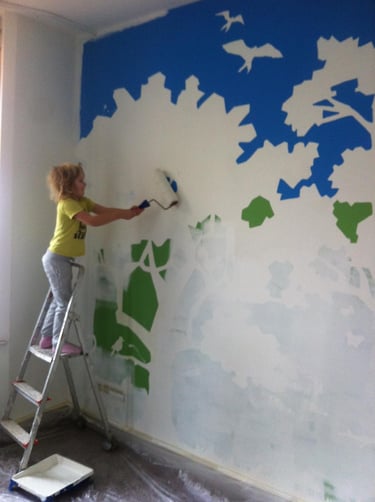 Lara doet klusjes voor geld voor haar masterskipreis