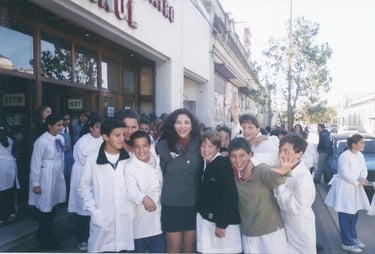 Cristina Agüero en la función de el Secreto de los Andes con alumnos de primario en el Cine Teatro Español
