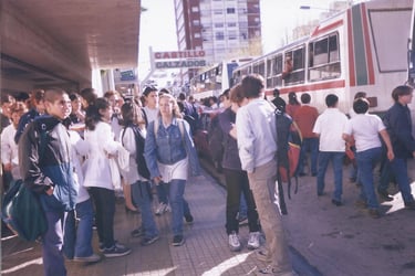 Los alumnos saliendo del cine luego de una intensa jornada de cine y taller con nuestro proyecto