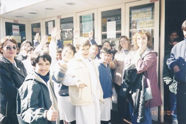 En la puerta del Cine de la Base Naval de Puerto Belgrano, Punta Alta docentes y alumnos saluda luego de la jornada de cine