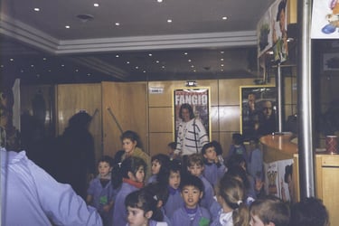 En el complejo Cinemacenter de Tandil junto a alumnos de Jardín de Infantes al ingreso de la función