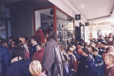 Alumnos 1er ciclo primario ingresando al Cine, tres semanas con nuestro proyecto.