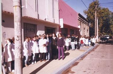 Cuadras completas de alumnos esperando para entrar al cine, nuestro equipo recibió a los docentes.