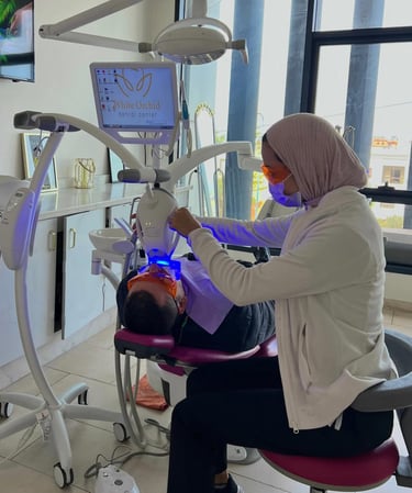 Dentiste à Mohammedia réalisant blanchiment dentaire professionnel
