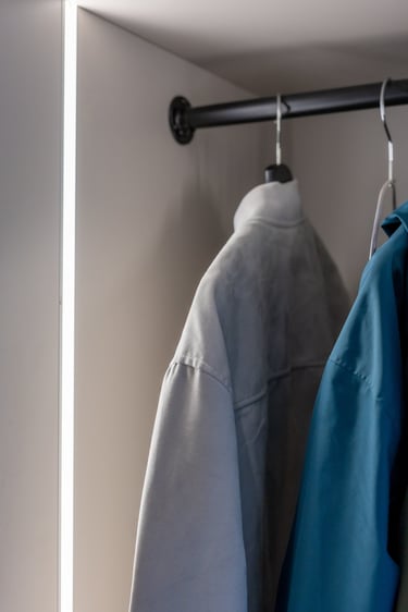 led apšvietimas spintoje juoda kabykla