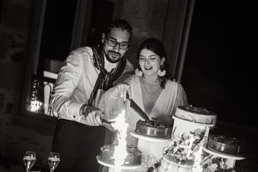 photo de mariage noir et blanc soirée gateau