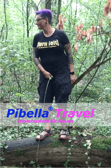 Outdoor demonstration of Pibella Travel green by a woman in the forest