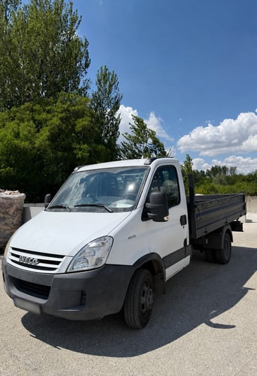 Nákladné vozidlo Iveco určené na dovoz kameniva a stavebného materiálu zákazníkom VIZU Stavebniny.