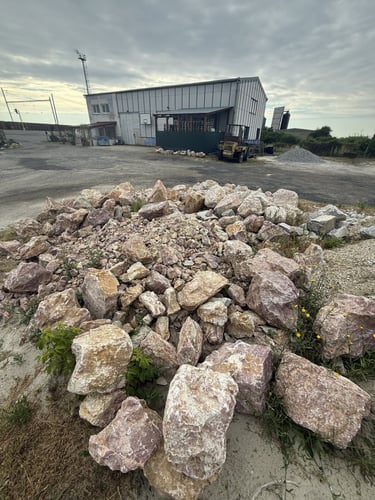 Prírodné ružovo-biele okrasné kamene rôznych veľkostí vhodné do záhrad a skaliek, dostupné vo VIZU Stavebniny pri Leviciach.