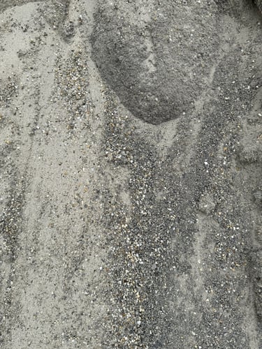 Detail sypaného štrkopiesku s drobným kamenivom v ponuke VIZU Stavebniny.