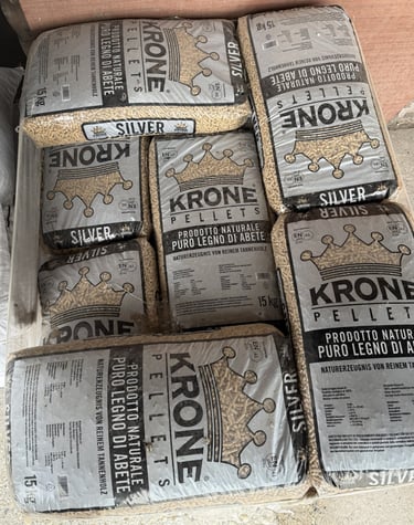 **Alt text:** `Balenia drevených peliet Krone Silver s hmotnosťou 15 kg v ponuke VIZU Stavebniny.`