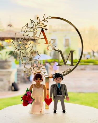 Cake Topper para boda en acrílico oro espejo con iniciales y fecha cortado en láser