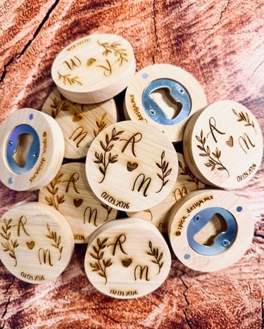 destapadores de madera para boda grabados con láser con diseño floral, iniciales y fecha