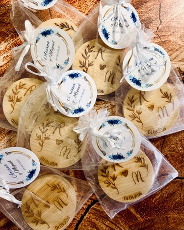 destapadores de madera para boda grabados con láser con diseño floral, iniciales y fecha