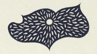 Digitaler Entwurf eines Wandbildes aus verklebten Holzscheiten mit einer integrierten Wandleuchte, teilkoloriert