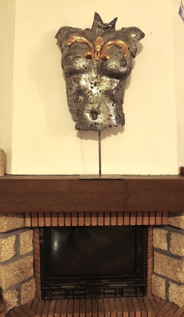 mikacreations sculpture moderne de metal buste femme nue poitrine doré à la feuille d'or sur cheminée ancienne design