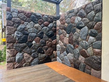 Akmens mūro sienelė terasai