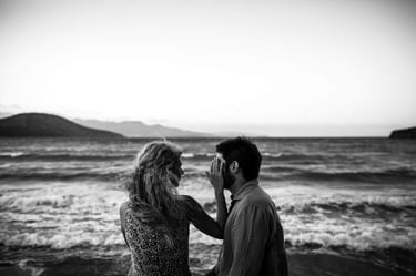 Foto in bianco e nero di una coppia durante il prewedding con lo sfondo del mare