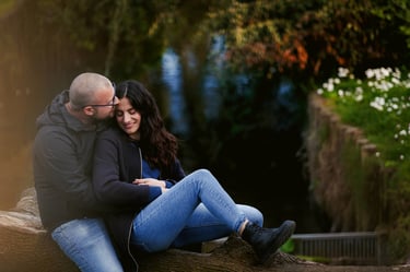 In un parco a Corbetta i futuri sposi si abbracciano teneramente durante il servizio fotografico prewedding