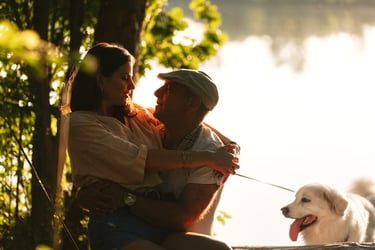 Una coppia si scambia sguardi intensi durante una sessione prewedding a Basiglio, insieme c'è il loro cane bianco