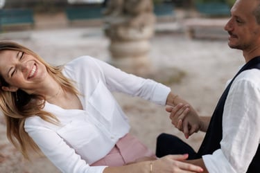 Lui e lei si tengono per mano e ridono in maniera molto intima durante la sessione prewedding