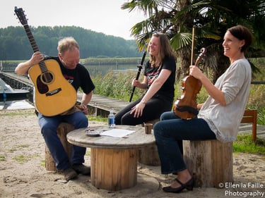 Luke, Nynke and Annelies of the The Doggy Few laughing and rehearsing on lakeside in Kampen 2015
