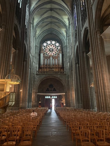 la nef et la vue sur l'orgue de la Cathédrale de Clermont-Ferrand