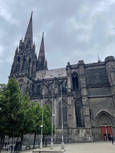 côté latéral de la cathédrale de Clermont-Ferrand