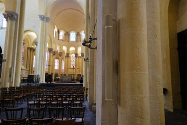 haut-parleurs sur un mur de basilique Notre-Dame du Port à Clermont