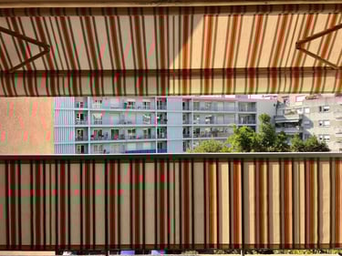 Store banne rayé pour balcon à Vence