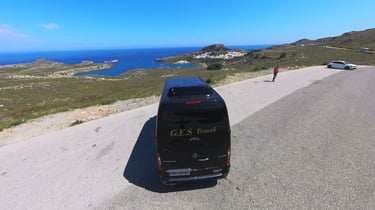 Schwarzer Mercedes-Benz Sprinter von G.E.S Travel am Lindos Aussichtspunkt mit Panoramablick auf die