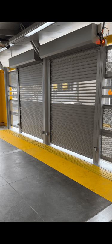 Puertas o cortinas enrollables microperforadas