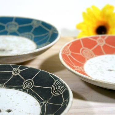 porte savon en grès décoré avec des motifs graphiques