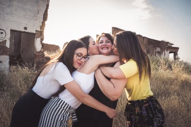 Sesión de familia en exteriores, abrazo familiar, realizado en Almendralejo por Amélie Art
