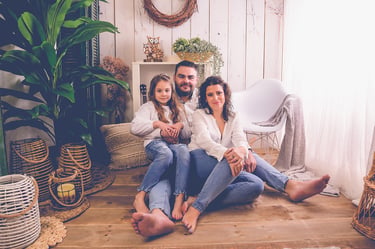Sesión familia en estudio con decorado hogareño de estilo colonial, realizado en Almendralejo por Amélie Art