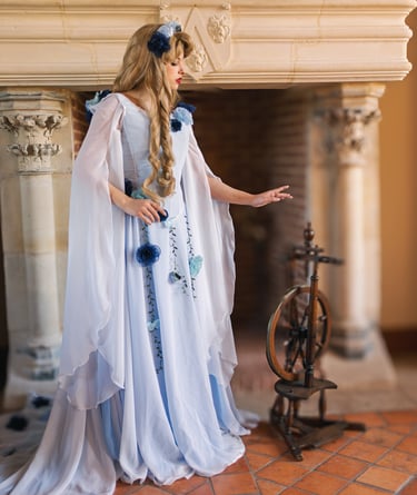 Robe de mariée fantasy elfique médiévale fleur bleue nature sur mesure créatrice