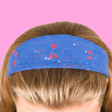blauer Haarreif mit roten Herzen