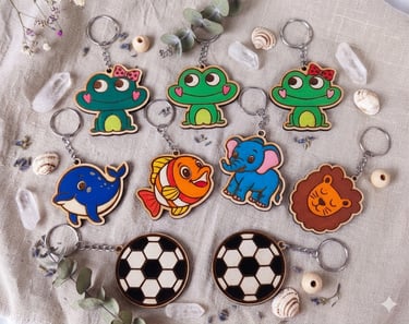 Bunter Schlüsselanhänger für Kinder – leichte Holzanhänger mit fröhlichen Motiven