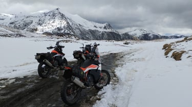 moto aventure sur chemin neige paysage montagne pyrenees
