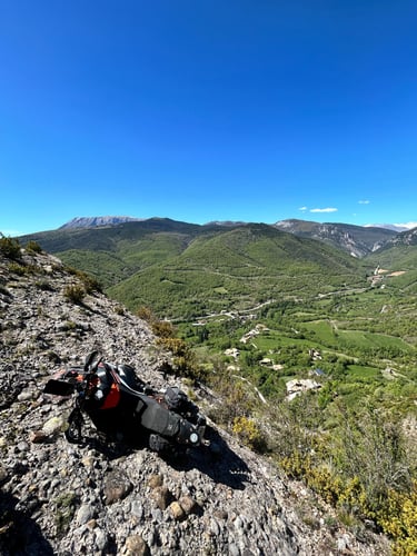 moto couchee flanc montagne dangereux pyrenees