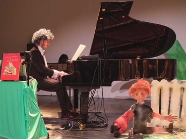 Christophe Imbs au piano et Pastille en avant-scène | Opéra Pastille | Photo Bernard Bousquet