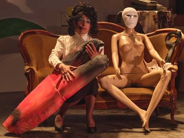 David Noir en Esther à côté d'un mannequin masqué, tient la pince d'un crâbe géant | Opéra Pastille | Photo Bernard Bousquet