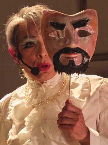  David Noir chante derrière un masque face-à-main | Opéra Pastille | Photo Bernard Bousquet