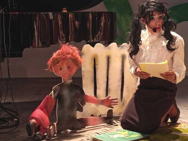 David Noir costumé en Esther à genoux à côté de Pastille | Opéra Pastille | Photo Bernard Bousquet