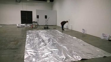 Installation du décor en feuilles d'aluminium et de la maquette au Générateur | Les Camps de l'Amor | Photo David Noir