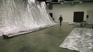 Installation du décor en feuilles d'aluminium et de la maquette au Générateur | Les Camps de l'Amor | Photo David Noir