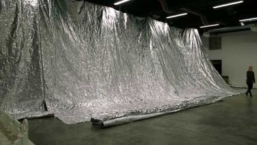 Installation du décor en feuilles d'aluminium et de la maquette au Générateur | Les Camps de l'Amor | Photo David Noir