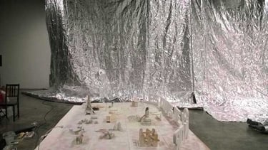 Installation du décor en feuilles d'aluminium et de la maquette au Générateur | Les Camps de l'Amor | Photo David Noir