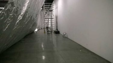 Création du couloir de projection sous la feuille d'aluminium au Générateur | Les Camps de l'Amor | Photo David Noir