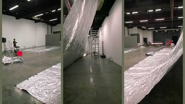 Installation du décor en feuilles d'aluminium et de la maquette au Générateur | Les Camps de l'Amor | Photo David Noir